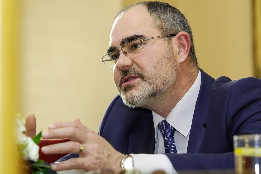 „Měl jsem tady takový vyřezávaný stůl, asi po Petákovi,“ začal vzpomínat profesor Zdeněk Mraček při dnešním přijetí primátorem města Martinem Zrzaveckým v salonku na radnici. „K primátorovi v Plzni se chodí po schodech, to bylo jediné, co jsem tušil, že mě tu čeká,“ přiznal bývalý plzeňský primátor, který 5. prosince 1990 nastoupil do funkce. Na radnici přijal pozvání především u příležitosti svých 86. narozenin. (foto: 14.1.2016)