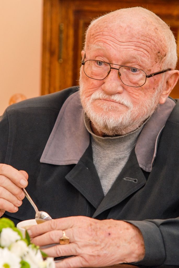 „Měl jsem tady takový vyřezávaný stůl, asi po Petákovi,“ začal vzpomínat profesor Zdeněk Mraček při dnešním přijetí primátorem města Martinem Zrzaveckým v salonku na radnici. „K primátorovi v Plzni se chodí po schodech, to bylo jediné, co jsem tušil, že mě tu čeká,“ přiznal bývalý plzeňský primátor, který 5. prosince 1990 nastoupil do funkce. Na radnici přijal pozvání především u příležitosti svých 86. narozenin. (foto: 14.1.2016)