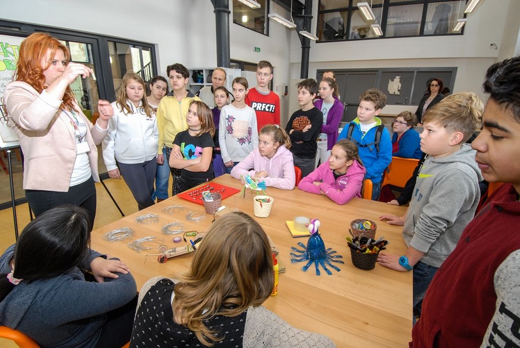 Projekt Centra robotiky navazuje na úspěšné fungování městského Domu digitálních dovedností. „Zatímco Dům digitálních dovedností je zaměřen všeobecně na IT a technické vzdělávání, v Centru robotiky jdeme víc směrem ke kybernetice,“ vysvětlil Luděk Šantora. Činnost centra bude provázána se vzděláváním na plzeňských základních školách zřizovaných městem. Například na Masarykově základní škole v Plzni zahájí letos v září výuku povinného předmětu Robotika. Podobně technicky zaměřené základní školy chce mít plzeňská radnice časem dvě až tři. S Centrem robotiky budou školy spolupracovat při tvorbě vzdělávacího plánu, mohou využívat jeho vybavení a podobně. (foto: 15.1.2016)