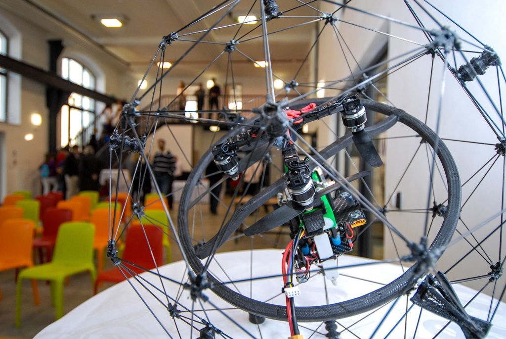 Projekt Centra robotiky navazuje na úspěšné fungování městského Domu digitálních dovedností. „Zatímco Dům digitálních dovedností je zaměřen všeobecně na IT a technické vzdělávání, v Centru robotiky jdeme víc směrem ke kybernetice,“ vysvětlil Luděk Šantora. Činnost centra bude provázána se vzděláváním na plzeňských základních školách zřizovaných městem. Například na Masarykově základní škole v Plzni zahájí letos v září výuku povinného předmětu Robotika. Podobně technicky zaměřené základní školy chce mít plzeňská radnice časem dvě až tři. S Centrem robotiky budou školy spolupracovat při tvorbě vzdělávacího plánu, mohou využívat jeho vybavení a podobně. (foto: 15.1.2016)