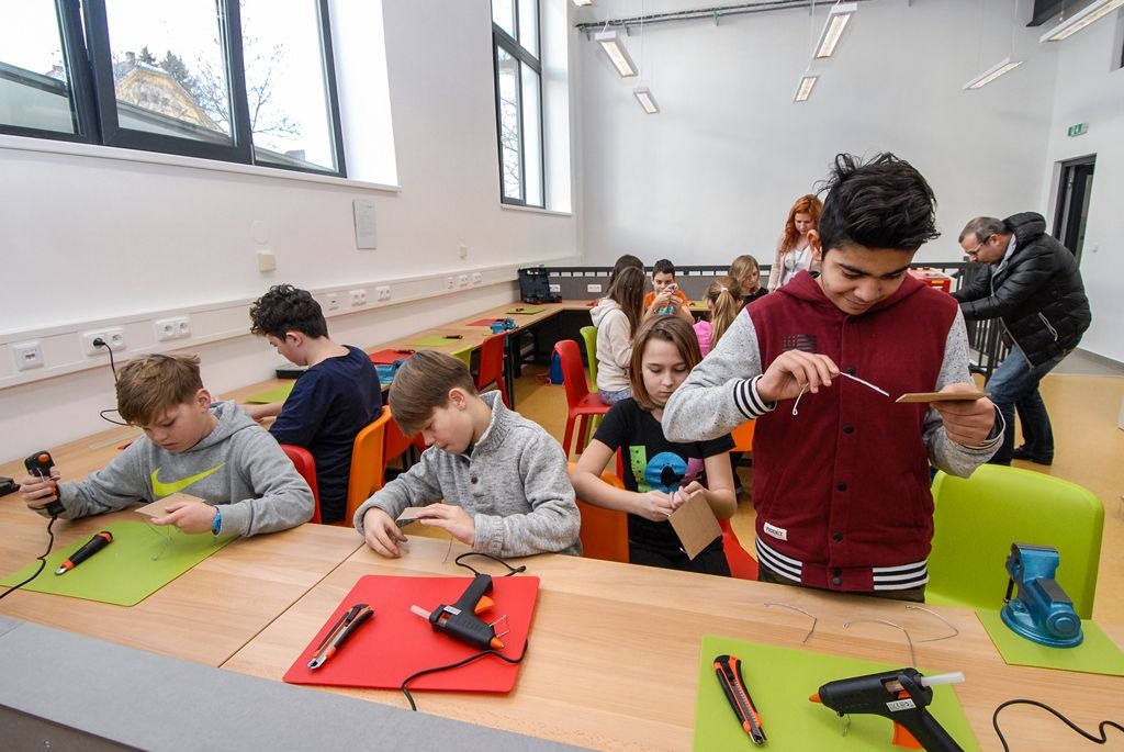 Projekt Centra robotiky navazuje na úspěšné fungování městského Domu digitálních dovedností. „Zatímco Dům digitálních dovedností je zaměřen všeobecně na IT a technické vzdělávání, v Centru robotiky jdeme víc směrem ke kybernetice,“ vysvětlil Luděk Šantora. Činnost centra bude provázána se vzděláváním na plzeňských základních školách zřizovaných městem. Například na Masarykově základní škole v Plzni zahájí letos v září výuku povinného předmětu Robotika. Podobně technicky zaměřené základní školy chce mít plzeňská radnice časem dvě až tři. S Centrem robotiky budou školy spolupracovat při tvorbě vzdělávacího plánu, mohou využívat jeho vybavení a podobně. (foto: 15.1.2016)