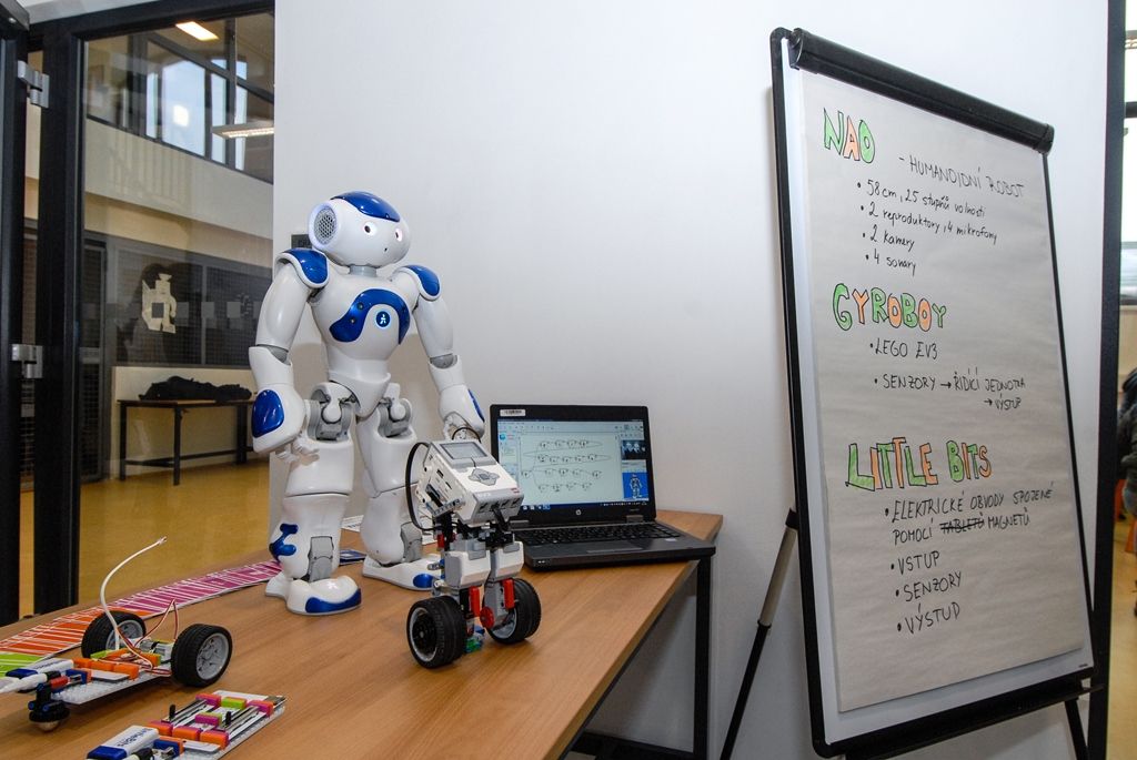 Projekt Centra robotiky navazuje na úspěšné fungování městského Domu digitálních dovedností. „Zatímco Dům digitálních dovedností je zaměřen všeobecně na IT a technické vzdělávání, v Centru robotiky jdeme víc směrem ke kybernetice,“ vysvětlil Luděk Šantora. Činnost centra bude provázána se vzděláváním na plzeňských základních školách zřizovaných městem. Například na Masarykově základní škole v Plzni zahájí letos v září výuku povinného předmětu Robotika. Podobně technicky zaměřené základní školy chce mít plzeňská radnice časem dvě až tři. S Centrem robotiky budou školy spolupracovat při tvorbě vzdělávacího plánu, mohou využívat jeho vybavení a podobně. (foto: 15.1.2016)