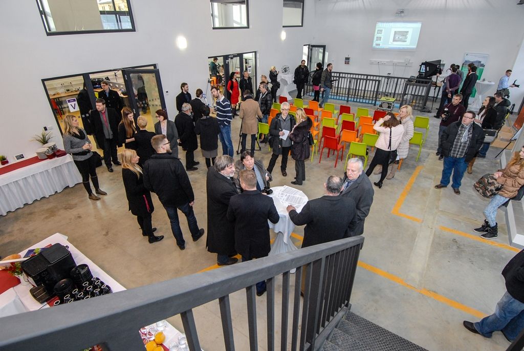 Projekt Centra robotiky navazuje na úspěšné fungování městského Domu digitálních dovedností. „Zatímco Dům digitálních dovedností je zaměřen všeobecně na IT a technické vzdělávání, v Centru robotiky jdeme víc směrem ke kybernetice,“ vysvětlil Luděk Šantora. Činnost centra bude provázána se vzděláváním na plzeňských základních školách zřizovaných městem. Například na Masarykově základní škole v Plzni zahájí letos v září výuku povinného předmětu Robotika. Podobně technicky zaměřené základní školy chce mít plzeňská radnice časem dvě až tři. S Centrem robotiky budou školy spolupracovat při tvorbě vzdělávacího plánu, mohou využívat jeho vybavení a podobně. (foto: 15.1.2016)
