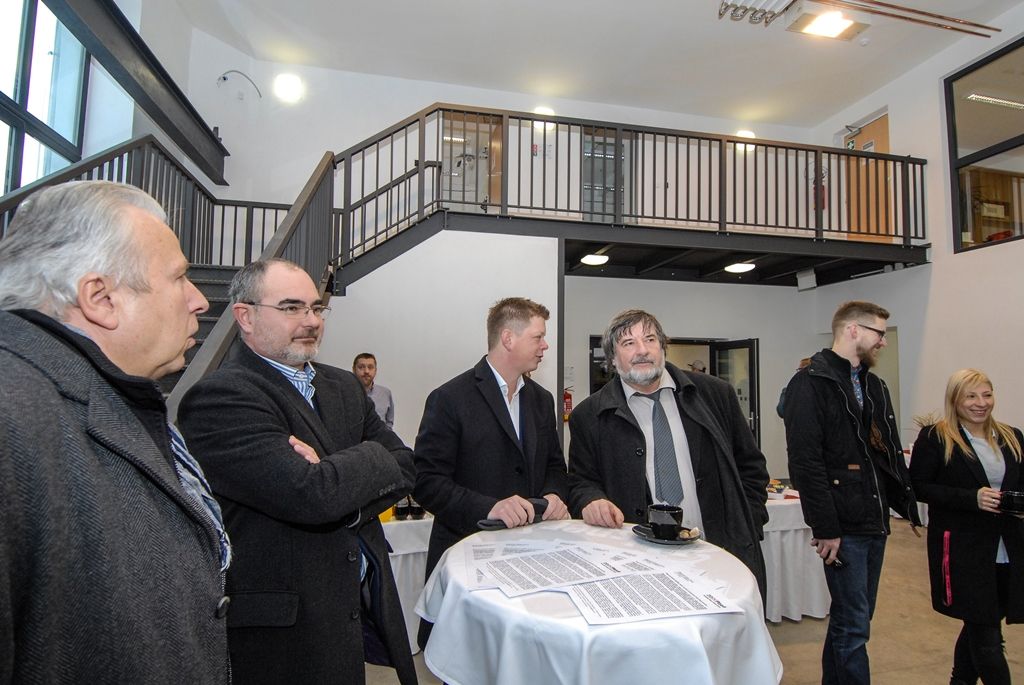 Projekt Centra robotiky navazuje na úspěšné fungování městského Domu digitálních dovedností. „Zatímco Dům digitálních dovedností je zaměřen všeobecně na IT a technické vzdělávání, v Centru robotiky jdeme víc směrem ke kybernetice,“ vysvětlil Luděk Šantora. Činnost centra bude provázána se vzděláváním na plzeňských základních školách zřizovaných městem. Například na Masarykově základní škole v Plzni zahájí letos v září výuku povinného předmětu Robotika. Podobně technicky zaměřené základní školy chce mít plzeňská radnice časem dvě až tři. S Centrem robotiky budou školy spolupracovat při tvorbě vzdělávacího plánu, mohou využívat jeho vybavení a podobně. (foto: 15.1.2016)