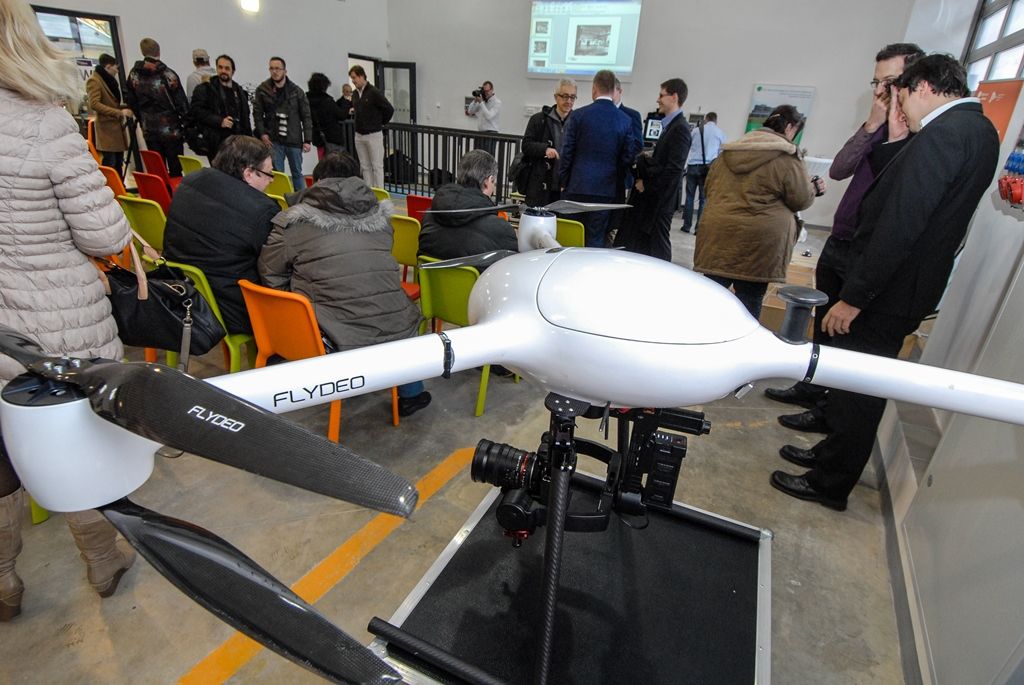 Projekt Centra robotiky navazuje na úspěšné fungování městského Domu digitálních dovedností. „Zatímco Dům digitálních dovedností je zaměřen všeobecně na IT a technické vzdělávání, v Centru robotiky jdeme víc směrem ke kybernetice,“ vysvětlil Luděk Šantora. Činnost centra bude provázána se vzděláváním na plzeňských základních školách zřizovaných městem. Například na Masarykově základní škole v Plzni zahájí letos v září výuku povinného předmětu Robotika. Podobně technicky zaměřené základní školy chce mít plzeňská radnice časem dvě až tři. S Centrem robotiky budou školy spolupracovat při tvorbě vzdělávacího plánu, mohou využívat jeho vybavení a podobně. (foto: 15.1.2016)