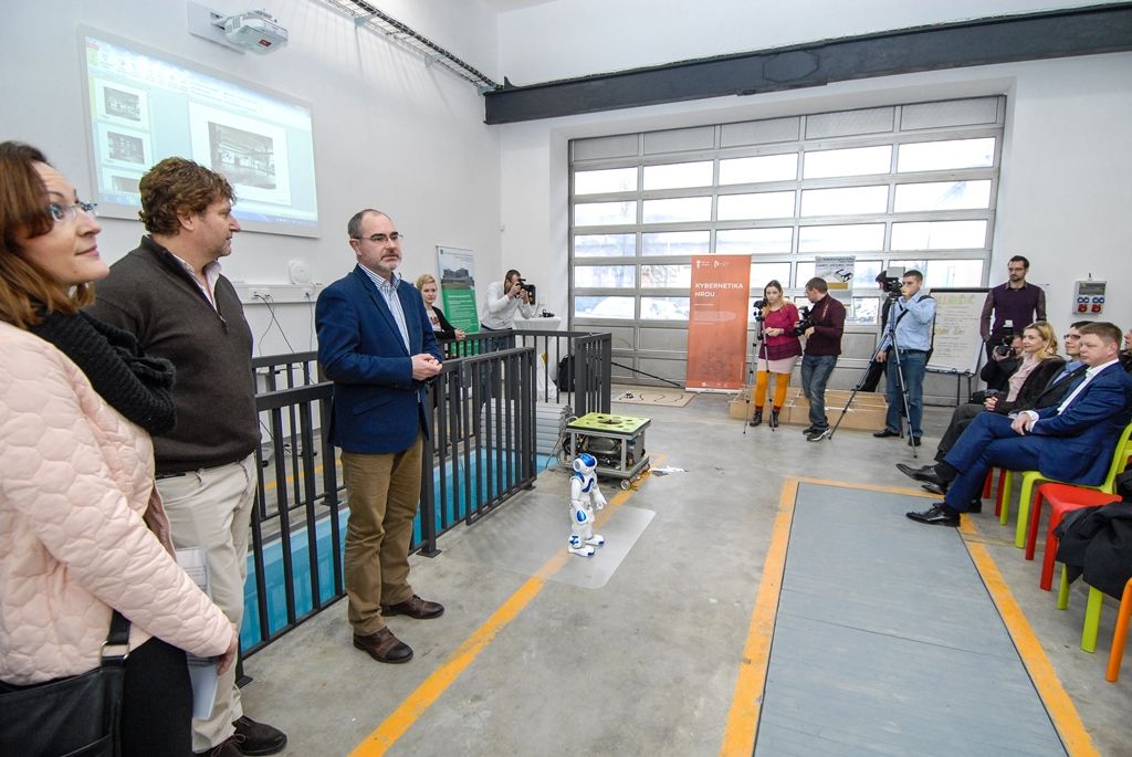 Projekt Centra robotiky navazuje na úspěšné fungování městského Domu digitálních dovedností. „Zatímco Dům digitálních dovedností je zaměřen všeobecně na IT a technické vzdělávání, v Centru robotiky jdeme víc směrem ke kybernetice,“ vysvětlil Luděk Šantora. Činnost centra bude provázána se vzděláváním na plzeňských základních školách zřizovaných městem. Například na Masarykově základní škole v Plzni zahájí letos v září výuku povinného předmětu Robotika. Podobně technicky zaměřené základní školy chce mít plzeňská radnice časem dvě až tři. S Centrem robotiky budou školy spolupracovat při tvorbě vzdělávacího plánu, mohou využívat jeho vybavení a podobně. (foto: 15.1.2016)