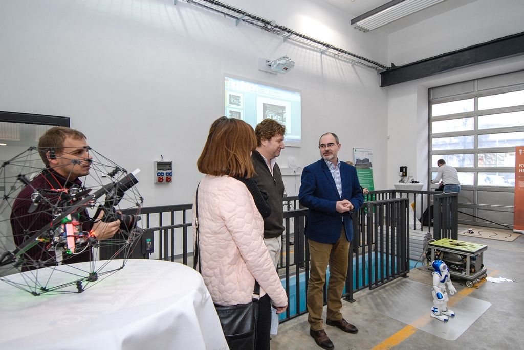 Projekt Centra robotiky navazuje na úspěšné fungování městského Domu digitálních dovedností. „Zatímco Dům digitálních dovedností je zaměřen všeobecně na IT a technické vzdělávání, v Centru robotiky jdeme víc směrem ke kybernetice,“ vysvětlil Luděk Šantora. Činnost centra bude provázána se vzděláváním na plzeňských základních školách zřizovaných městem. Například na Masarykově základní škole v Plzni zahájí letos v září výuku povinného předmětu Robotika. Podobně technicky zaměřené základní školy chce mít plzeňská radnice časem dvě až tři. S Centrem robotiky budou školy spolupracovat při tvorbě vzdělávacího plánu, mohou využívat jeho vybavení a podobně. (foto: 15.1.2016)