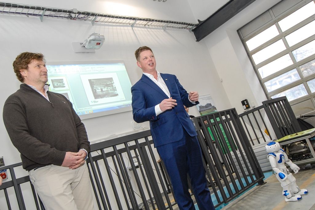 Projekt Centra robotiky navazuje na úspěšné fungování městského Domu digitálních dovedností. „Zatímco Dům digitálních dovedností je zaměřen všeobecně na IT a technické vzdělávání, v Centru robotiky jdeme víc směrem ke kybernetice,“ vysvětlil Luděk Šantora. Činnost centra bude provázána se vzděláváním na plzeňských základních školách zřizovaných městem. Například na Masarykově základní škole v Plzni zahájí letos v září výuku povinného předmětu Robotika. Podobně technicky zaměřené základní školy chce mít plzeňská radnice časem dvě až tři. S Centrem robotiky budou školy spolupracovat při tvorbě vzdělávacího plánu, mohou využívat jeho vybavení a podobně. (foto: 15.1.2016)
