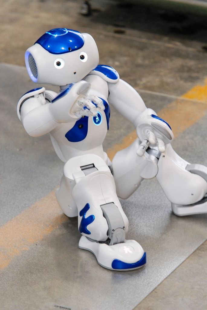 Projekt Centra robotiky navazuje na úspěšné fungování městského Domu digitálních dovedností. „Zatímco Dům digitálních dovedností je zaměřen všeobecně na IT a technické vzdělávání, v Centru robotiky jdeme víc směrem ke kybernetice,“ vysvětlil Luděk Šantora. Činnost centra bude provázána se vzděláváním na plzeňských základních školách zřizovaných městem. Například na Masarykově základní škole v Plzni zahájí letos v září výuku povinného předmětu Robotika. Podobně technicky zaměřené základní školy chce mít plzeňská radnice časem dvě až tři. S Centrem robotiky budou školy spolupracovat při tvorbě vzdělávacího plánu, mohou využívat jeho vybavení a podobně. (foto: 15.1.2016)