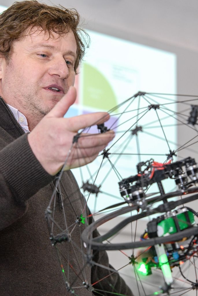 Projekt Centra robotiky navazuje na úspěšné fungování městského Domu digitálních dovedností. „Zatímco Dům digitálních dovedností je zaměřen všeobecně na IT a technické vzdělávání, v Centru robotiky jdeme víc směrem ke kybernetice,“ vysvětlil Luděk Šantora. Činnost centra bude provázána se vzděláváním na plzeňských základních školách zřizovaných městem. Například na Masarykově základní škole v Plzni zahájí letos v září výuku povinného předmětu Robotika. Podobně technicky zaměřené základní školy chce mít plzeňská radnice časem dvě až tři. S Centrem robotiky budou školy spolupracovat při tvorbě vzdělávacího plánu, mohou využívat jeho vybavení a podobně. (foto: 15.1.2016)