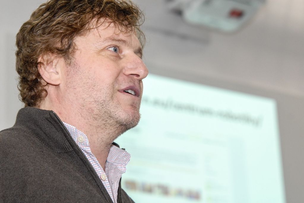 Projekt Centra robotiky navazuje na úspěšné fungování městského Domu digitálních dovedností. „Zatímco Dům digitálních dovedností je zaměřen všeobecně na IT a technické vzdělávání, v Centru robotiky jdeme víc směrem ke kybernetice,“ vysvětlil Luděk Šantora. Činnost centra bude provázána se vzděláváním na plzeňských základních školách zřizovaných městem. Například na Masarykově základní škole v Plzni zahájí letos v září výuku povinného předmětu Robotika. Podobně technicky zaměřené základní školy chce mít plzeňská radnice časem dvě až tři. S Centrem robotiky budou školy spolupracovat při tvorbě vzdělávacího plánu, mohou využívat jeho vybavení a podobně. (foto: 15.1.2016)