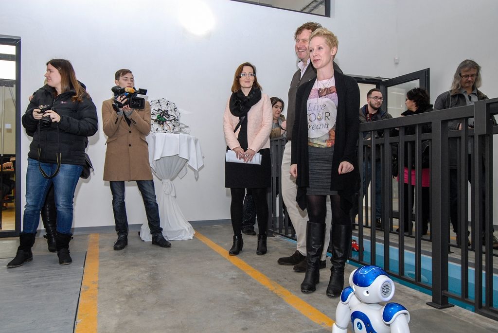 Projekt Centra robotiky navazuje na úspěšné fungování městského Domu digitálních dovedností. „Zatímco Dům digitálních dovedností je zaměřen všeobecně na IT a technické vzdělávání, v Centru robotiky jdeme víc směrem ke kybernetice,“ vysvětlil Luděk Šantora. Činnost centra bude provázána se vzděláváním na plzeňských základních školách zřizovaných městem. Například na Masarykově základní škole v Plzni zahájí letos v září výuku povinného předmětu Robotika. Podobně technicky zaměřené základní školy chce mít plzeňská radnice časem dvě až tři. S Centrem robotiky budou školy spolupracovat při tvorbě vzdělávacího plánu, mohou využívat jeho vybavení a podobně. (foto: 15.1.2016)