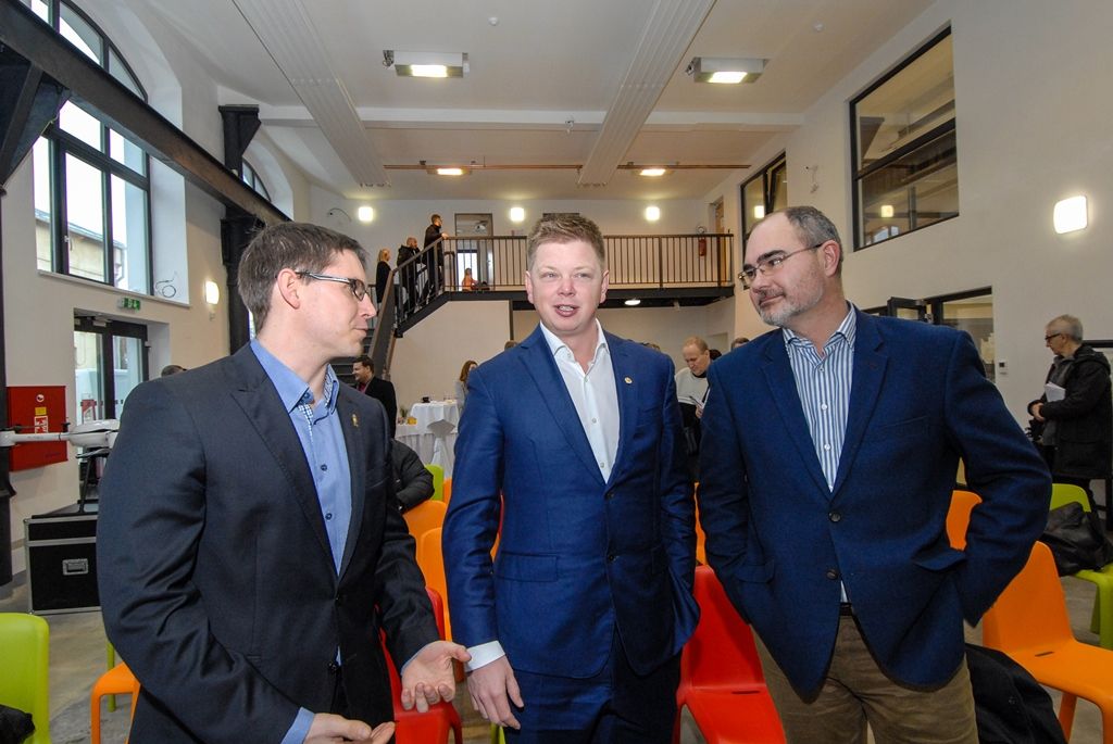 Projekt Centra robotiky navazuje na úspěšné fungování městského Domu digitálních dovedností. „Zatímco Dům digitálních dovedností je zaměřen všeobecně na IT a technické vzdělávání, v Centru robotiky jdeme víc směrem ke kybernetice,“ vysvětlil Luděk Šantora. Činnost centra bude provázána se vzděláváním na plzeňských základních školách zřizovaných městem. Například na Masarykově základní škole v Plzni zahájí letos v září výuku povinného předmětu Robotika. Podobně technicky zaměřené základní školy chce mít plzeňská radnice časem dvě až tři. S Centrem robotiky budou školy spolupracovat při tvorbě vzdělávacího plánu, mohou využívat jeho vybavení a podobně. (foto: 15.1.2016)