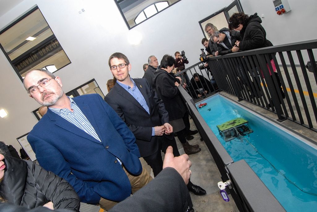 Projekt Centra robotiky navazuje na úspěšné fungování městského Domu digitálních dovedností. „Zatímco Dům digitálních dovedností je zaměřen všeobecně na IT a technické vzdělávání, v Centru robotiky jdeme víc směrem ke kybernetice,“ vysvětlil Luděk Šantora. Činnost centra bude provázána se vzděláváním na plzeňských základních školách zřizovaných městem. Například na Masarykově základní škole v Plzni zahájí letos v září výuku povinného předmětu Robotika. Podobně technicky zaměřené základní školy chce mít plzeňská radnice časem dvě až tři. S Centrem robotiky budou školy spolupracovat při tvorbě vzdělávacího plánu, mohou využívat jeho vybavení a podobně. (foto: 15.1.2016)