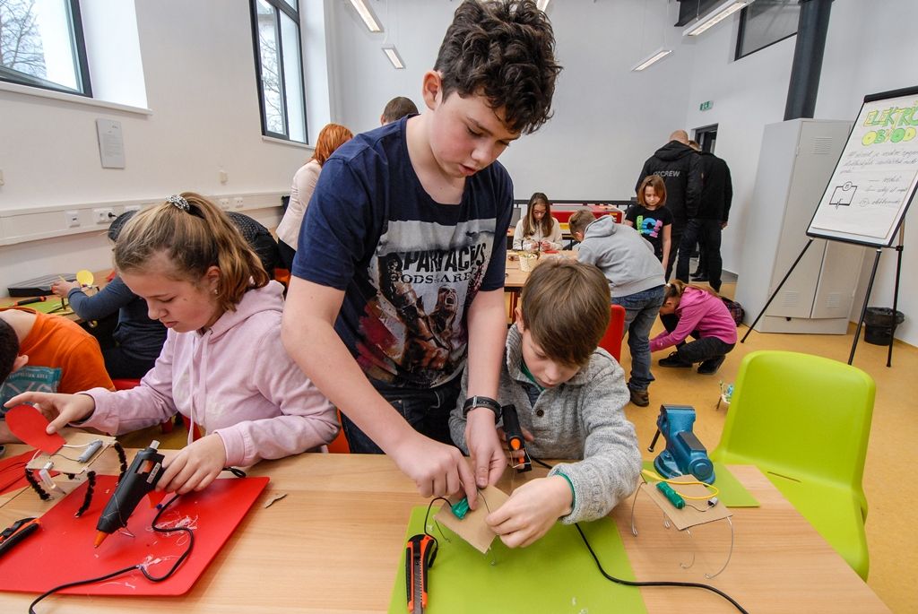 Projekt Centra robotiky navazuje na úspěšné fungování městského Domu digitálních dovedností. „Zatímco Dům digitálních dovedností je zaměřen všeobecně na IT a technické vzdělávání, v Centru robotiky jdeme víc směrem ke kybernetice,“ vysvětlil Luděk Šantora. Činnost centra bude provázána se vzděláváním na plzeňských základních školách zřizovaných městem. Například na Masarykově základní škole v Plzni zahájí letos v září výuku povinného předmětu Robotika. Podobně technicky zaměřené základní školy chce mít plzeňská radnice časem dvě až tři. S Centrem robotiky budou školy spolupracovat při tvorbě vzdělávacího plánu, mohou využívat jeho vybavení a podobně. (foto: 15.1.2016)