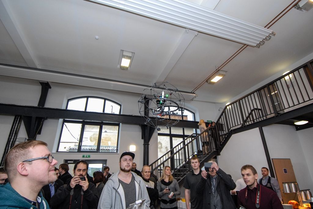 Projekt Centra robotiky navazuje na úspěšné fungování městského Domu digitálních dovedností. „Zatímco Dům digitálních dovedností je zaměřen všeobecně na IT a technické vzdělávání, v Centru robotiky jdeme víc směrem ke kybernetice,“ vysvětlil Luděk Šantora. Činnost centra bude provázána se vzděláváním na plzeňských základních školách zřizovaných městem. Například na Masarykově základní škole v Plzni zahájí letos v září výuku povinného předmětu Robotika. Podobně technicky zaměřené základní školy chce mít plzeňská radnice časem dvě až tři. S Centrem robotiky budou školy spolupracovat při tvorbě vzdělávacího plánu, mohou využívat jeho vybavení a podobně. (foto: 15.1.2016)