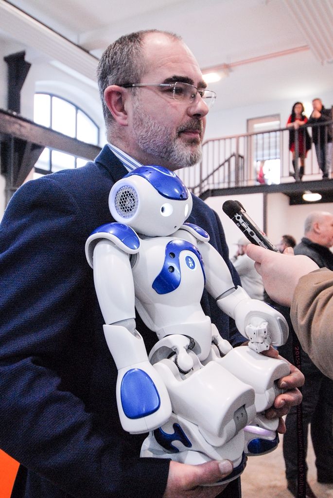 Projekt Centra robotiky navazuje na úspěšné fungování městského Domu digitálních dovedností. „Zatímco Dům digitálních dovedností je zaměřen všeobecně na IT a technické vzdělávání, v Centru robotiky jdeme víc směrem ke kybernetice,“ vysvětlil Luděk Šantora. Činnost centra bude provázána se vzděláváním na plzeňských základních školách zřizovaných městem. Například na Masarykově základní škole v Plzni zahájí letos v září výuku povinného předmětu Robotika. Podobně technicky zaměřené základní školy chce mít plzeňská radnice časem dvě až tři. S Centrem robotiky budou školy spolupracovat při tvorbě vzdělávacího plánu, mohou využívat jeho vybavení a podobně. (foto: 15.1.2016)