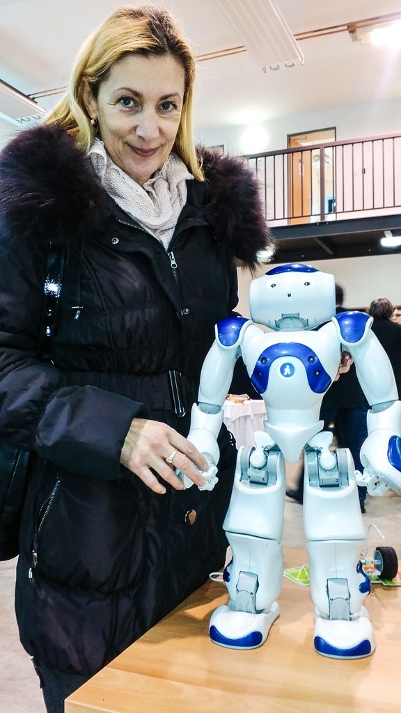 Projekt Centra robotiky navazuje na úspěšné fungování městského Domu digitálních dovedností. „Zatímco Dům digitálních dovedností je zaměřen všeobecně na IT a technické vzdělávání, v Centru robotiky jdeme víc směrem ke kybernetice,“ vysvětlil Luděk Šantora. Činnost centra bude provázána se vzděláváním na plzeňských základních školách zřizovaných městem. Například na Masarykově základní škole v Plzni zahájí letos v září výuku povinného předmětu Robotika. Podobně technicky zaměřené základní školy chce mít plzeňská radnice časem dvě až tři. S Centrem robotiky budou školy spolupracovat při tvorbě vzdělávacího plánu, mohou využívat jeho vybavení a podobně. (foto: 15.1.2016)