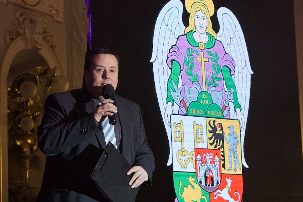 Reprezentační ples města Plzně se uskutečnil v pátek 22. ledna v Měšťanské besedě. Hosté si jej užili všemi smysly, právě tak znělo motto letošního 12. ročníku této společenské akce. K tanci zahrál Moondance Orchestra Martina Kumžáka se sólisty Dashou, Naďou Wepperovou, Dušanem Kollárem a Michalem Cermanem. V Malém sále besedy se představily plzeňské rockové legendy, skupiny Kečup a Odyssea. Přítomné přivítal primátor města Martin Zrzavecký, první tanec večera patřil jeho náměstkyni Evě Herinkové. (foto: R. Muchka, 22.1.2016)
