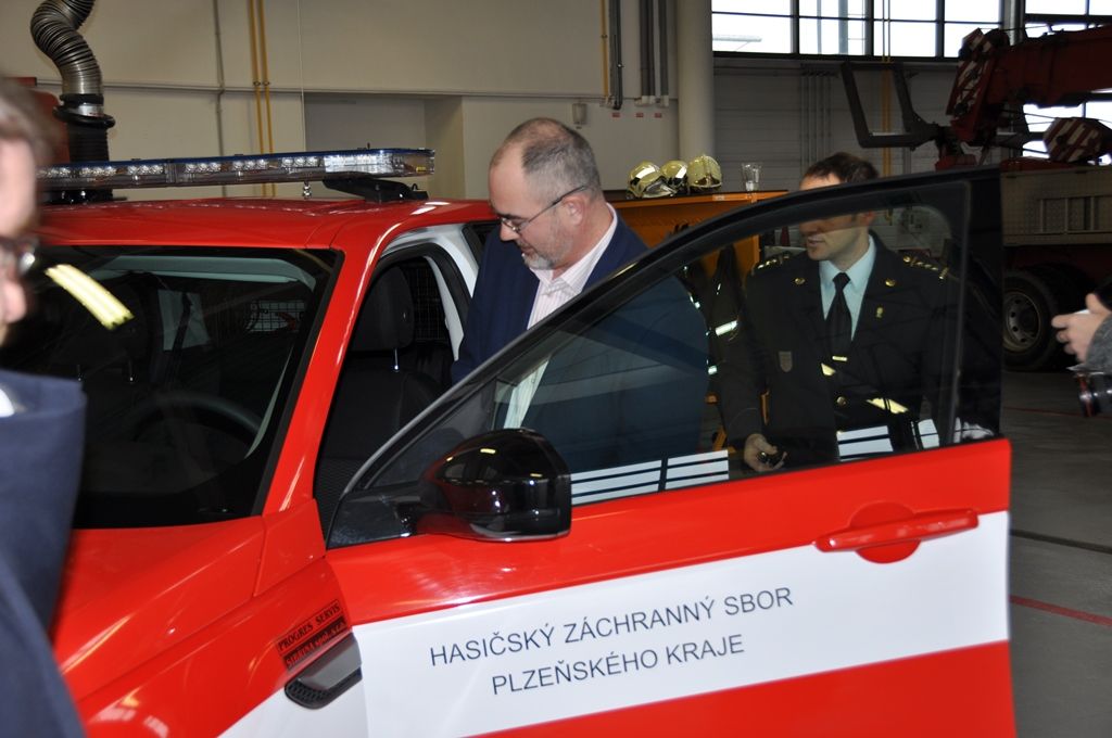 Město Plzeň vydalo v roce 2015 téměř tři miliony korun na zlepšení zásahového vybavení profesionálních hasičů. Dvě vozidla, elektrocentrálu a čerpadla, které byly za peníze pořízeny, předal dnes oficiálně na požární stanici na Košutce Hasičskému záchrannému sboru Plzeňského kraje primátor města Plzně Martin Zrzavecký. (foto: E. Barborková, 26.1.2016)