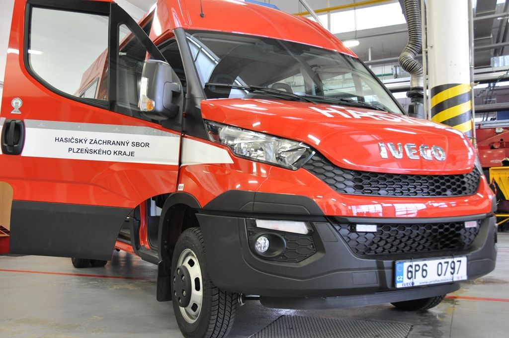 Město Plzeň vydalo v roce 2015 téměř tři miliony korun na zlepšení zásahového vybavení profesionálních hasičů. Dvě vozidla, elektrocentrálu a čerpadla, které byly za peníze pořízeny, předal dnes oficiálně na požární stanici na Košutce Hasičskému záchrannému sboru Plzeňského kraje primátor města Plzně Martin Zrzavecký. (foto: E. Barborková, 26.1.2016)