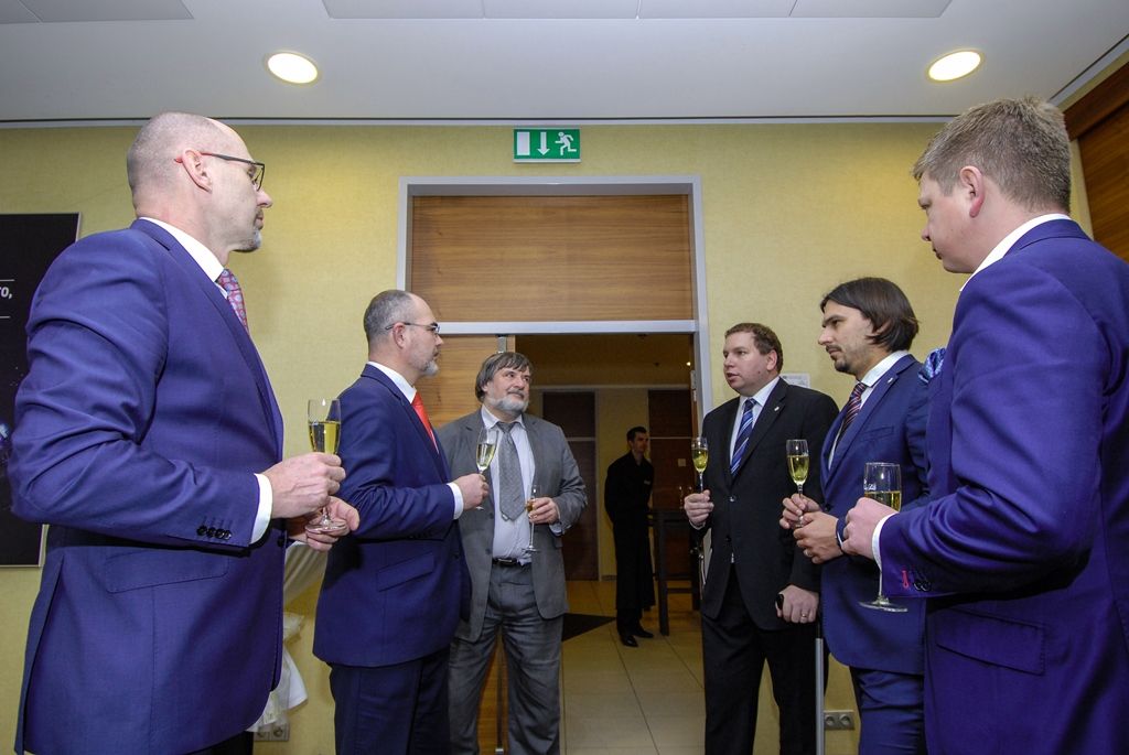 Radní města Plzně se ve středu sešli s vedením klubu FC Viktoria Plzeň, aby při tradičním setkání zhodnotili uplynulý rok. Kromě představení nových plánů a projektů, akcí či dalšího rozvoje městského fotbalového stadionu připravil klub pro zástupce radnice krátké video jako prezentaci své činnosti, připomněl dosavadní úspěchy, práci s dětmi a mládeží i emoce, které ke sportu a Plzni patří. Obě strany se shodly na tom, že spolupráce města a klubu je výjimečná, primátor Martin Zrzavecký kromě jiného poděkoval za výbornou reprezentaci města Plzně. (foto: 27.1.2016)
