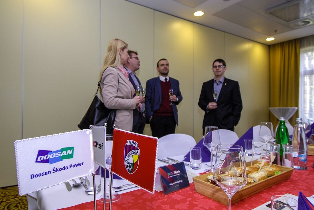 Radní města Plzně se ve středu sešli s vedením klubu FC Viktoria Plzeň, aby při tradičním setkání zhodnotili uplynulý rok. Kromě představení nových plánů a projektů, akcí či dalšího rozvoje městského fotbalového stadionu připravil klub pro zástupce radnice krátké video jako prezentaci své činnosti, připomněl dosavadní úspěchy, práci s dětmi a mládeží i emoce, které ke sportu a Plzni patří. Obě strany se shodly na tom, že spolupráce města a klubu je výjimečná, primátor Martin Zrzavecký kromě jiného poděkoval za výbornou reprezentaci města Plzně. (foto: 27.1.2016)