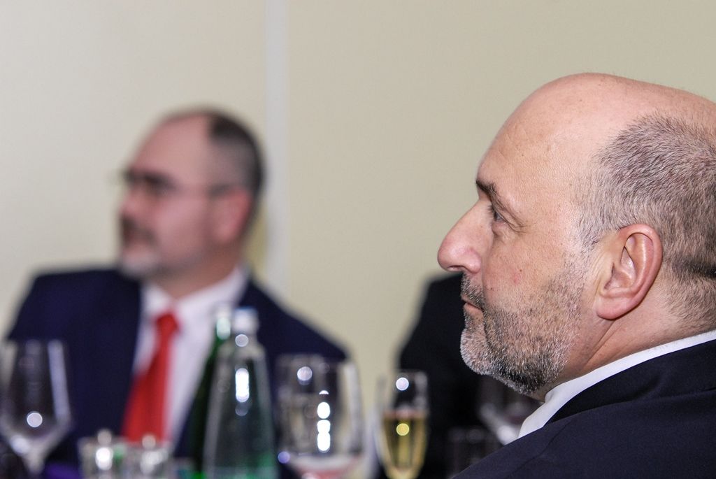 Radní města Plzně se ve středu sešli s vedením klubu FC Viktoria Plzeň, aby při tradičním setkání zhodnotili uplynulý rok. Kromě představení nových plánů a projektů, akcí či dalšího rozvoje městského fotbalového stadionu připravil klub pro zástupce radnice krátké video jako prezentaci své činnosti, připomněl dosavadní úspěchy, práci s dětmi a mládeží i emoce, které ke sportu a Plzni patří. Obě strany se shodly na tom, že spolupráce města a klubu je výjimečná, primátor Martin Zrzavecký kromě jiného poděkoval za výbornou reprezentaci města Plzně. (foto: 27.1.2016)