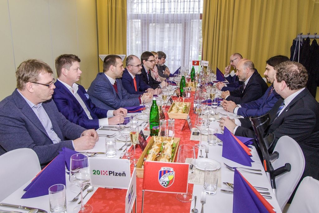 Radní města Plzně se ve středu sešli s vedením klubu FC Viktoria Plzeň, aby při tradičním setkání zhodnotili uplynulý rok. Kromě představení nových plánů a projektů, akcí či dalšího rozvoje městského fotbalového stadionu připravil klub pro zástupce radnice krátké video jako prezentaci své činnosti, připomněl dosavadní úspěchy, práci s dětmi a mládeží i emoce, které ke sportu a Plzni patří. Obě strany se shodly na tom, že spolupráce města a klubu je výjimečná, primátor Martin Zrzavecký kromě jiného poděkoval za výbornou reprezentaci města Plzně. (foto: 27.1.2016)