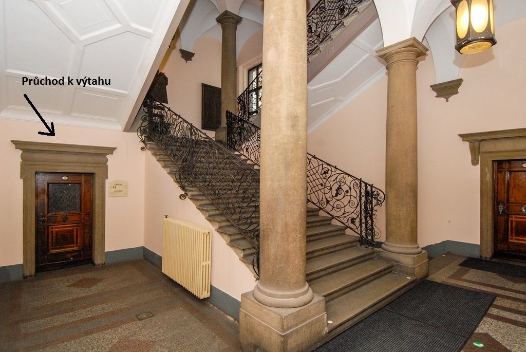 Plzeň připravuje vybudování výtahu v budově své radnice na náměstí Republiky, součástí projektu bude i rekonstrukce sociálního zařízení ve třech patrech objektu. Zahájení prací je plánováno na polovinu května, hotovo by mělo být do konce listopadu. Město připravilo stavbu tak, aby měla minimální dopad na chod radnice, stavební práce proto budou pozastaveny při zasedání radních i zastupitelů, ve dnech svatebních obřadů i vítání občánků. Po dokončení projektu, jehož předpokládané náklady jsou 18 milionů korun včetně DPH, bude radnice bezbariérová. (foto: 2.2.2016)
