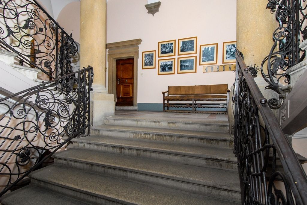 Plzeň připravuje vybudování výtahu v budově své radnice na náměstí Republiky, součástí projektu bude i rekonstrukce sociálního zařízení ve třech patrech objektu. Zahájení prací je plánováno na polovinu května, hotovo by mělo být do konce listopadu. Město připravilo stavbu tak, aby měla minimální dopad na chod radnice, stavební práce proto budou pozastaveny při zasedání radních i zastupitelů, ve dnech svatebních obřadů i vítání občánků. Po dokončení projektu, jehož předpokládané náklady jsou 18 milionů korun včetně DPH, bude radnice bezbariérová. (foto: 2.2.2016)