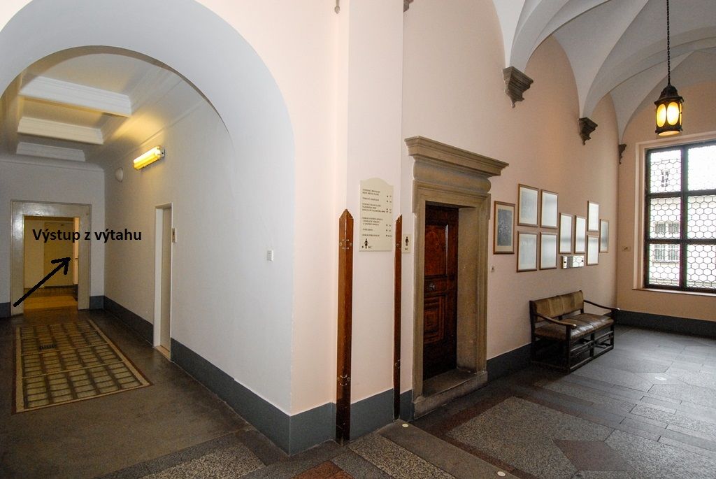 Plzeň připravuje vybudování výtahu v budově své radnice na náměstí Republiky, součástí projektu bude i rekonstrukce sociálního zařízení ve třech patrech objektu. Zahájení prací je plánováno na polovinu května, hotovo by mělo být do konce listopadu. Město připravilo stavbu tak, aby měla minimální dopad na chod radnice, stavební práce proto budou pozastaveny při zasedání radních i zastupitelů, ve dnech svatebních obřadů i vítání občánků. Po dokončení projektu, jehož předpokládané náklady jsou 18 milionů korun včetně DPH, bude radnice bezbariérová. (foto: 2.2.2016)