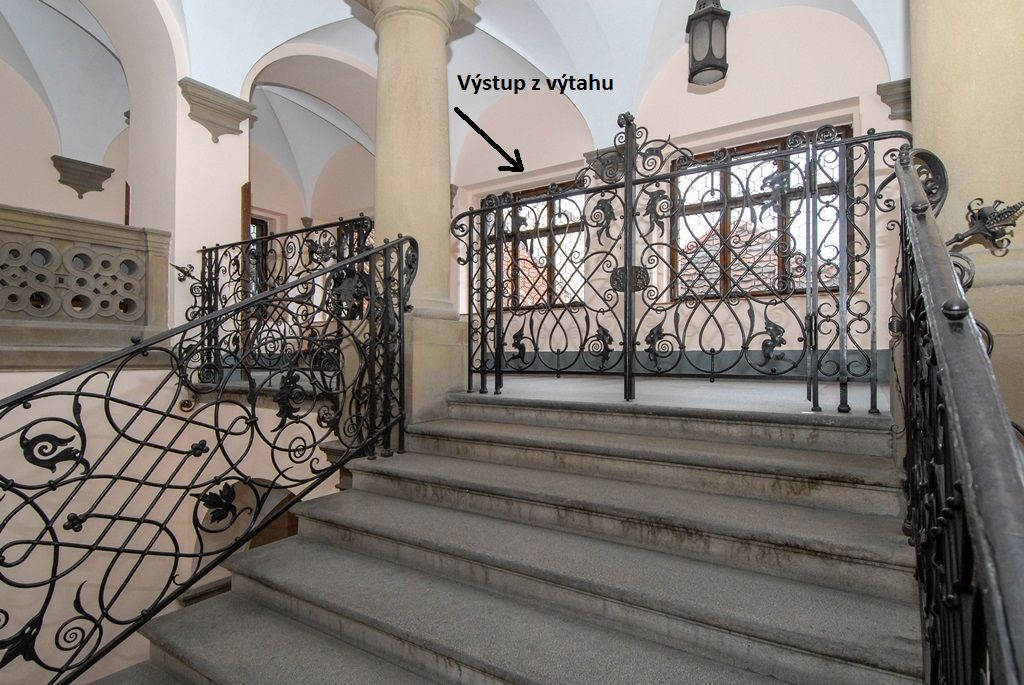 Plzeň připravuje vybudování výtahu v budově své radnice na náměstí Republiky, součástí projektu bude i rekonstrukce sociálního zařízení ve třech patrech objektu. Zahájení prací je plánováno na polovinu května, hotovo by mělo být do konce listopadu. Město připravilo stavbu tak, aby měla minimální dopad na chod radnice, stavební práce proto budou pozastaveny při zasedání radních i zastupitelů, ve dnech svatebních obřadů i vítání občánků. Po dokončení projektu, jehož předpokládané náklady jsou 18 milionů korun včetně DPH, bude radnice bezbariérová. (foto: 2.2.2016)