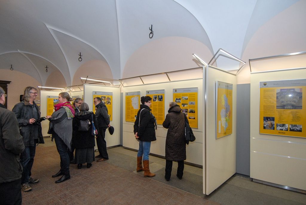 Historii, ale i současnost Diecéze plzeňské mapuje nová výstava, která byla ve čtvrtek slavnostně zahájena v mázhauzu plzeňské radnice. Expozice v historické budově na náměstí Republiky ukazuje pohled ke kořenům víry na území západních Čech, přibližuje snahy o zřízení biskupského sídla i samotný vznik diecéze. Návštěvníci se také dozvědí, co se během její nedlouhé historie podařilo vybudovat. Výstavu zahájili plzeňský biskup František Radkovský, který sehrál klíčovou roli při  založení diecéze i její následné činnosti, z vedení města pak první náměstek primátora Martin Baxa a také náměstek pro oblast dopravy a životního prostředí Petr Náhlík. (foto: 4.2.2016)
