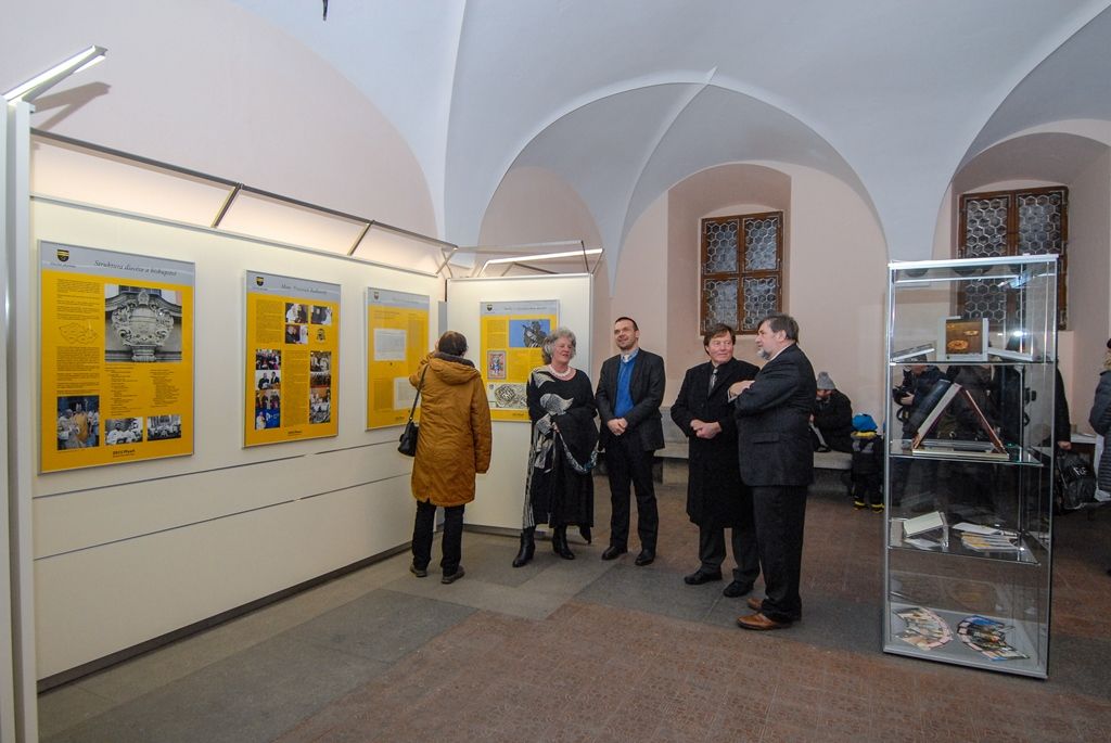 Historii, ale i současnost Diecéze plzeňské mapuje nová výstava, která byla ve čtvrtek slavnostně zahájena v mázhauzu plzeňské radnice. Expozice v historické budově na náměstí Republiky ukazuje pohled ke kořenům víry na území západních Čech, přibližuje snahy o zřízení biskupského sídla i samotný vznik diecéze. Návštěvníci se také dozvědí, co se během její nedlouhé historie podařilo vybudovat. Výstavu zahájili plzeňský biskup František Radkovský, který sehrál klíčovou roli při  založení diecéze i její následné činnosti, z vedení města pak první náměstek primátora Martin Baxa a také náměstek pro oblast dopravy a životního prostředí Petr Náhlík. (foto: 4.2.2016)