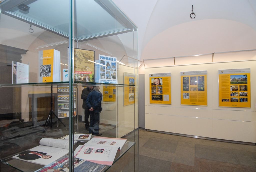 Historii, ale i současnost Diecéze plzeňské mapuje nová výstava, která byla ve čtvrtek slavnostně zahájena v mázhauzu plzeňské radnice. Expozice v historické budově na náměstí Republiky ukazuje pohled ke kořenům víry na území západních Čech, přibližuje snahy o zřízení biskupského sídla i samotný vznik diecéze. Návštěvníci se také dozvědí, co se během její nedlouhé historie podařilo vybudovat. Výstavu zahájili plzeňský biskup František Radkovský, který sehrál klíčovou roli při  založení diecéze i její následné činnosti, z vedení města pak první náměstek primátora Martin Baxa a také náměstek pro oblast dopravy a životního prostředí Petr Náhlík. (foto: 4.2.2016)