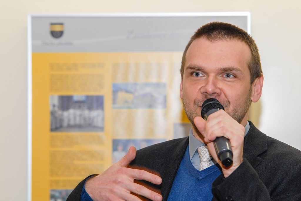 Historii, ale i současnost Diecéze plzeňské mapuje nová výstava, která byla ve čtvrtek slavnostně zahájena v mázhauzu plzeňské radnice. Expozice v historické budově na náměstí Republiky ukazuje pohled ke kořenům víry na území západních Čech, přibližuje snahy o zřízení biskupského sídla i samotný vznik diecéze. Návštěvníci se také dozvědí, co se během její nedlouhé historie podařilo vybudovat. Výstavu zahájili plzeňský biskup František Radkovský, který sehrál klíčovou roli při  založení diecéze i její následné činnosti, z vedení města pak první náměstek primátora Martin Baxa a také náměstek pro oblast dopravy a životního prostředí Petr Náhlík. (foto: 4.2.2016)