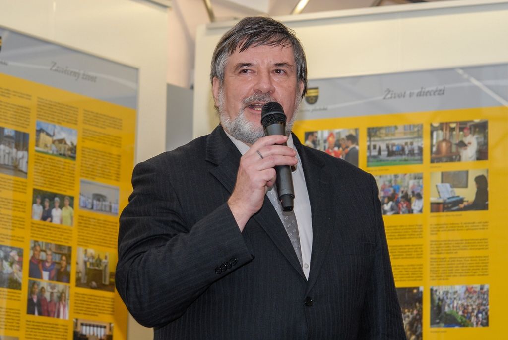 Historii, ale i současnost Diecéze plzeňské mapuje nová výstava, která byla ve čtvrtek slavnostně zahájena v mázhauzu plzeňské radnice. Expozice v historické budově na náměstí Republiky ukazuje pohled ke kořenům víry na území západních Čech, přibližuje snahy o zřízení biskupského sídla i samotný vznik diecéze. Návštěvníci se také dozvědí, co se během její nedlouhé historie podařilo vybudovat. Výstavu zahájili plzeňský biskup František Radkovský, který sehrál klíčovou roli při  založení diecéze i její následné činnosti, z vedení města pak první náměstek primátora Martin Baxa a také náměstek pro oblast dopravy a životního prostředí Petr Náhlík. (foto: 4.2.2016)