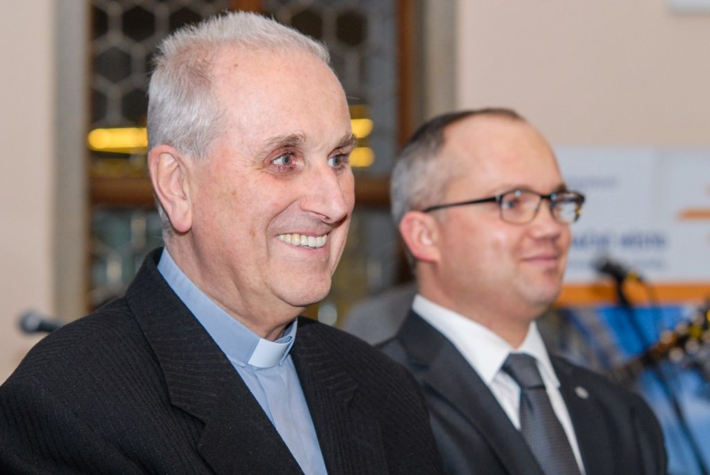 Historii, ale i současnost Diecéze plzeňské mapuje nová výstava, která byla ve čtvrtek slavnostně zahájena v mázhauzu plzeňské radnice. Expozice v historické budově na náměstí Republiky ukazuje pohled ke kořenům víry na území západních Čech, přibližuje snahy o zřízení biskupského sídla i samotný vznik diecéze. Návštěvníci se také dozvědí, co se během její nedlouhé historie podařilo vybudovat. Výstavu zahájili plzeňský biskup František Radkovský, který sehrál klíčovou roli při  založení diecéze i její následné činnosti, z vedení města pak první náměstek primátora Martin Baxa a také náměstek pro oblast dopravy a životního prostředí Petr Náhlík. (foto: 4.2.2016)