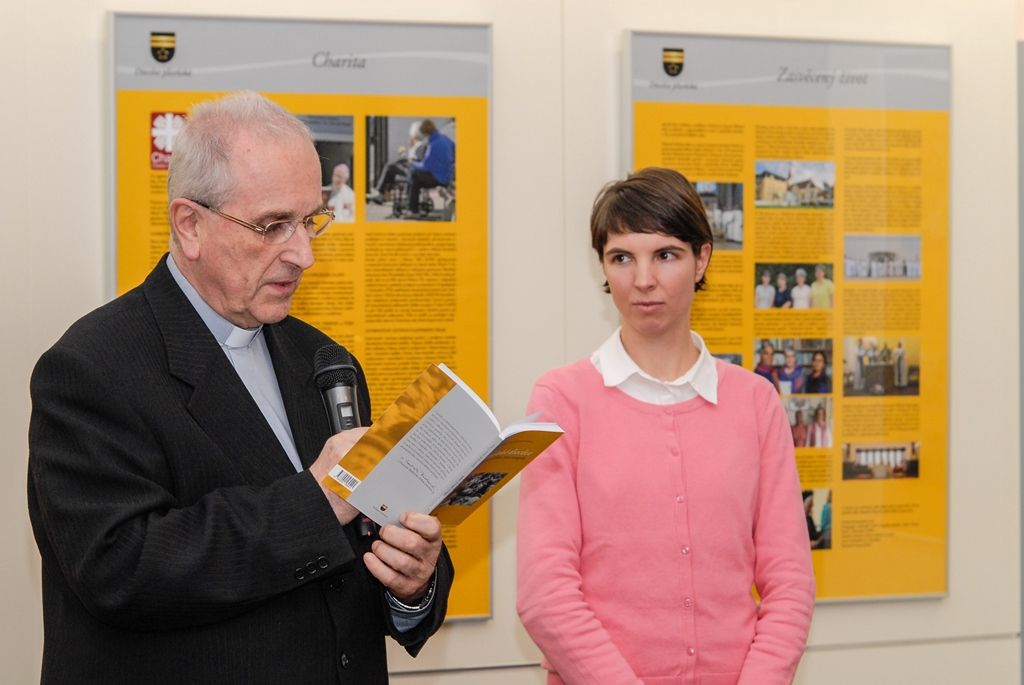 Historii, ale i současnost Diecéze plzeňské mapuje nová výstava, která byla ve čtvrtek slavnostně zahájena v mázhauzu plzeňské radnice. Expozice v historické budově na náměstí Republiky ukazuje pohled ke kořenům víry na území západních Čech, přibližuje snahy o zřízení biskupského sídla i samotný vznik diecéze. Návštěvníci se také dozvědí, co se během její nedlouhé historie podařilo vybudovat. Výstavu zahájili plzeňský biskup František Radkovský, který sehrál klíčovou roli při  založení diecéze i její následné činnosti, z vedení města pak první náměstek primátora Martin Baxa a také náměstek pro oblast dopravy a životního prostředí Petr Náhlík. (foto: 4.2.2016)