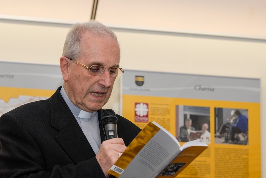 Historii, ale i současnost Diecéze plzeňské mapuje nová výstava, která byla ve čtvrtek slavnostně zahájena v mázhauzu plzeňské radnice. Expozice v historické budově na náměstí Republiky ukazuje pohled ke kořenům víry na území západních Čech, přibližuje snahy o zřízení biskupského sídla i samotný vznik diecéze. Návštěvníci se také dozvědí, co se během její nedlouhé historie podařilo vybudovat. Výstavu zahájili plzeňský biskup František Radkovský, který sehrál klíčovou roli při  založení diecéze i její následné činnosti, z vedení města pak první náměstek primátora Martin Baxa a také náměstek pro oblast dopravy a životního prostředí Petr Náhlík. (foto: 4.2.2016)