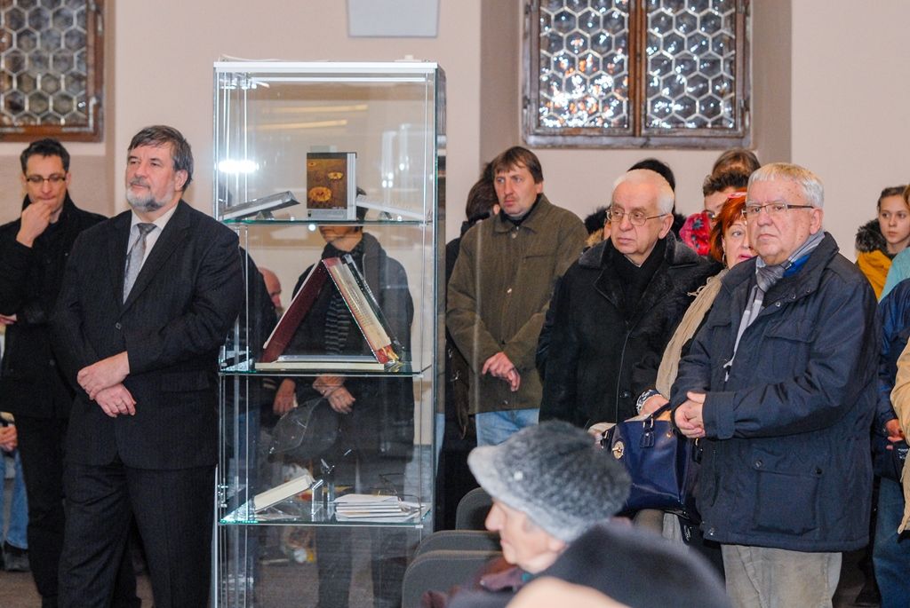 Historii, ale i současnost Diecéze plzeňské mapuje nová výstava, která byla ve čtvrtek slavnostně zahájena v mázhauzu plzeňské radnice. Expozice v historické budově na náměstí Republiky ukazuje pohled ke kořenům víry na území západních Čech, přibližuje snahy o zřízení biskupského sídla i samotný vznik diecéze. Návštěvníci se také dozvědí, co se během její nedlouhé historie podařilo vybudovat. Výstavu zahájili plzeňský biskup František Radkovský, který sehrál klíčovou roli při  založení diecéze i její následné činnosti, z vedení města pak první náměstek primátora Martin Baxa a také náměstek pro oblast dopravy a životního prostředí Petr Náhlík. (foto: 4.2.2016)