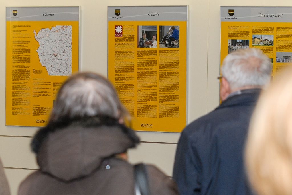 Historii, ale i současnost Diecéze plzeňské mapuje nová výstava, která byla ve čtvrtek slavnostně zahájena v mázhauzu plzeňské radnice. Expozice v historické budově na náměstí Republiky ukazuje pohled ke kořenům víry na území západních Čech, přibližuje snahy o zřízení biskupského sídla i samotný vznik diecéze. Návštěvníci se také dozvědí, co se během její nedlouhé historie podařilo vybudovat. Výstavu zahájili plzeňský biskup František Radkovský, který sehrál klíčovou roli při  založení diecéze i její následné činnosti, z vedení města pak první náměstek primátora Martin Baxa a také náměstek pro oblast dopravy a životního prostředí Petr Náhlík. (foto: 4.2.2016)