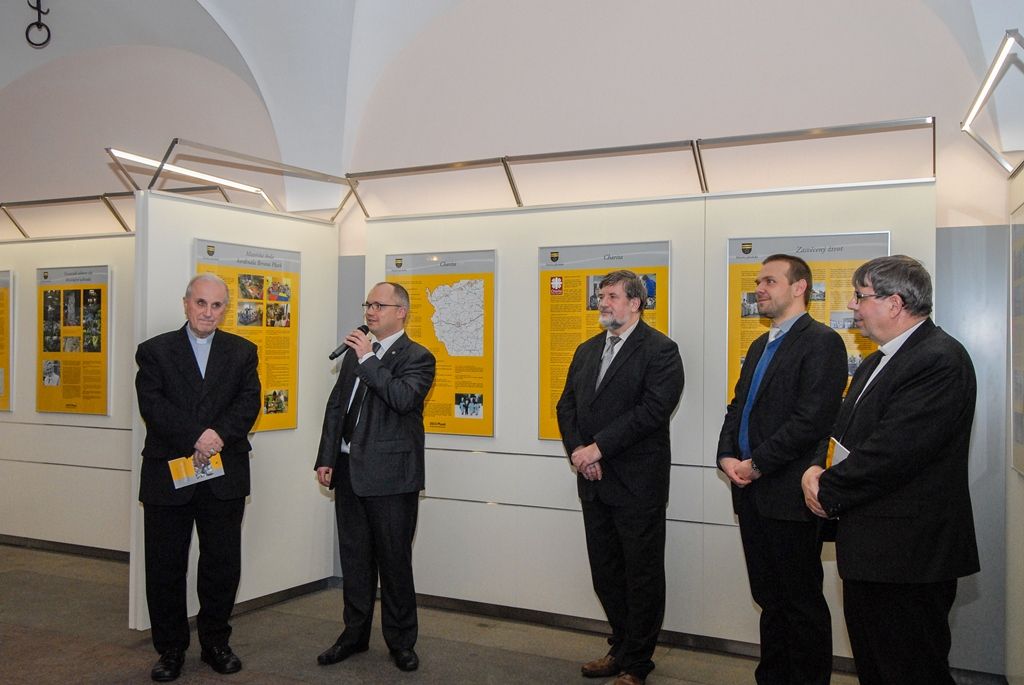 Historii, ale i současnost Diecéze plzeňské mapuje nová výstava, která byla ve čtvrtek slavnostně zahájena v mázhauzu plzeňské radnice. Expozice v historické budově na náměstí Republiky ukazuje pohled ke kořenům víry na území západních Čech, přibližuje snahy o zřízení biskupského sídla i samotný vznik diecéze. Návštěvníci se také dozvědí, co se během její nedlouhé historie podařilo vybudovat. Výstavu zahájili plzeňský biskup František Radkovský, který sehrál klíčovou roli při  založení diecéze i její následné činnosti, z vedení města pak první náměstek primátora Martin Baxa a také náměstek pro oblast dopravy a životního prostředí Petr Náhlík. (foto: 4.2.2016)