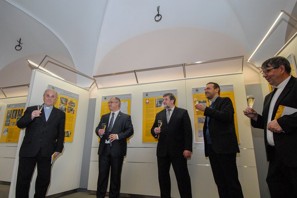 Historii, ale i současnost Diecéze plzeňské mapuje nová výstava, která byla ve čtvrtek slavnostně zahájena v mázhauzu plzeňské radnice. Expozice v historické budově na náměstí Republiky ukazuje pohled ke kořenům víry na území západních Čech, přibližuje snahy o zřízení biskupského sídla i samotný vznik diecéze. Návštěvníci se také dozvědí, co se během její nedlouhé historie podařilo vybudovat. Výstavu zahájili plzeňský biskup František Radkovský, který sehrál klíčovou roli při  založení diecéze i její následné činnosti, z vedení města pak první náměstek primátora Martin Baxa a také náměstek pro oblast dopravy a životního prostředí Petr Náhlík. (foto: 4.2.2016)