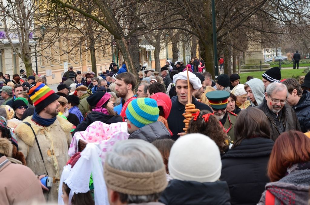 Stovky lidí si nenechaly v sobotu 6. února ujít masopustní veselí v západočeské metropoli. Od Branky ve Smetanových sadech se masky vydaly přes náměstí Republiky k radnici, kde primátora Plzně Martina Zrzaveckého požádaly o symbolický klíč od města. „Rád vám klíč od města až do půlnoci půjčím, užijte si dnešní den, ať je Plzeň plná masek a strašidel,“ řekl primátor a předal maškarám dřevěný klíč. (foto: 6.2.2016, E. Kriegerová)