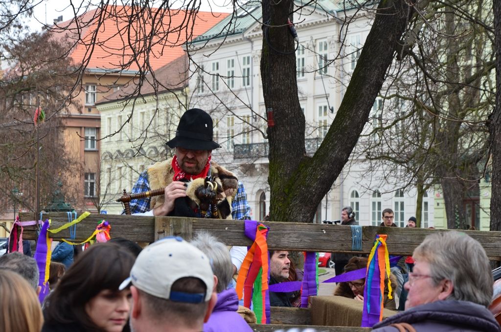 Stovky lidí si nenechaly v sobotu 6. února ujít masopustní veselí v západočeské metropoli. Od Branky ve Smetanových sadech se masky vydaly přes náměstí Republiky k radnici, kde primátora Plzně Martina Zrzaveckého požádaly o symbolický klíč od města. „Rád vám klíč od města až do půlnoci půjčím, užijte si dnešní den, ať je Plzeň plná masek a strašidel,“ řekl primátor a předal maškarám dřevěný klíč. (foto: 6.2.2016, E. Kriegerová)