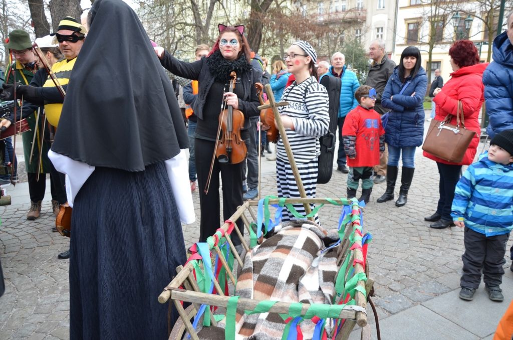 Stovky lidí si nenechaly v sobotu 6. února ujít masopustní veselí v západočeské metropoli. Od Branky ve Smetanových sadech se masky vydaly přes náměstí Republiky k radnici, kde primátora Plzně Martina Zrzaveckého požádaly o symbolický klíč od města. „Rád vám klíč od města až do půlnoci půjčím, užijte si dnešní den, ať je Plzeň plná masek a strašidel,“ řekl primátor a předal maškarám dřevěný klíč. (foto: 6.2.2016, E. Kriegerová)