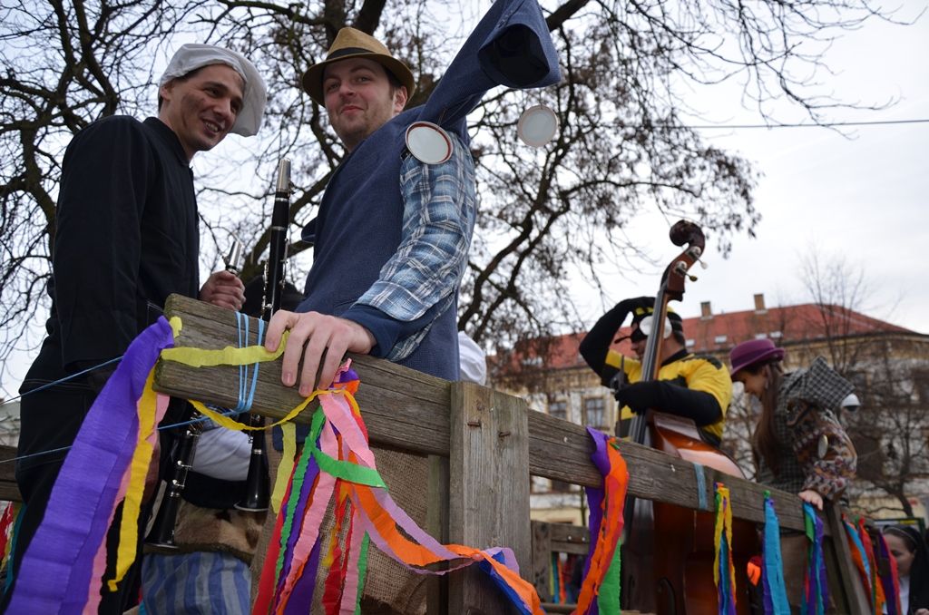 Stovky lidí si nenechaly v sobotu 6. února ujít masopustní veselí v západočeské metropoli. Od Branky ve Smetanových sadech se masky vydaly přes náměstí Republiky k radnici, kde primátora Plzně Martina Zrzaveckého požádaly o symbolický klíč od města. „Rád vám klíč od města až do půlnoci půjčím, užijte si dnešní den, ať je Plzeň plná masek a strašidel,“ řekl primátor a předal maškarám dřevěný klíč. (foto: 6.2.2016, E. Kriegerová)