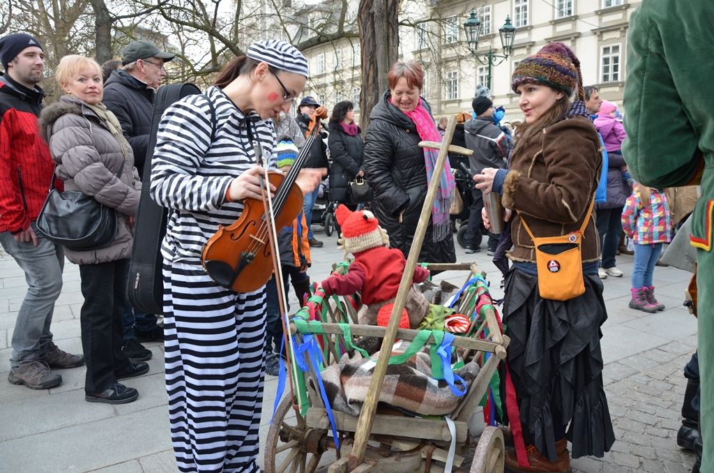 Stovky lidí si nenechaly v sobotu 6. února ujít masopustní veselí v západočeské metropoli. Od Branky ve Smetanových sadech se masky vydaly přes náměstí Republiky k radnici, kde primátora Plzně Martina Zrzaveckého požádaly o symbolický klíč od města. „Rád vám klíč od města až do půlnoci půjčím, užijte si dnešní den, ať je Plzeň plná masek a strašidel,“ řekl primátor a předal maškarám dřevěný klíč. (foto: 6.2.2016, E. Kriegerová)
